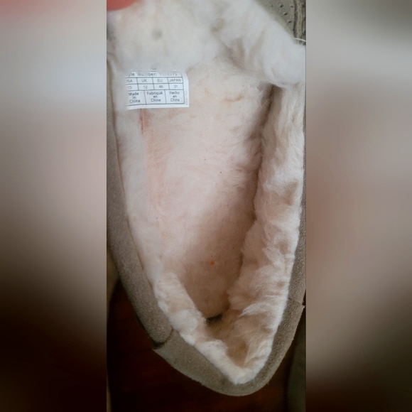 NWOT-UGG  Koolaburra Loafers